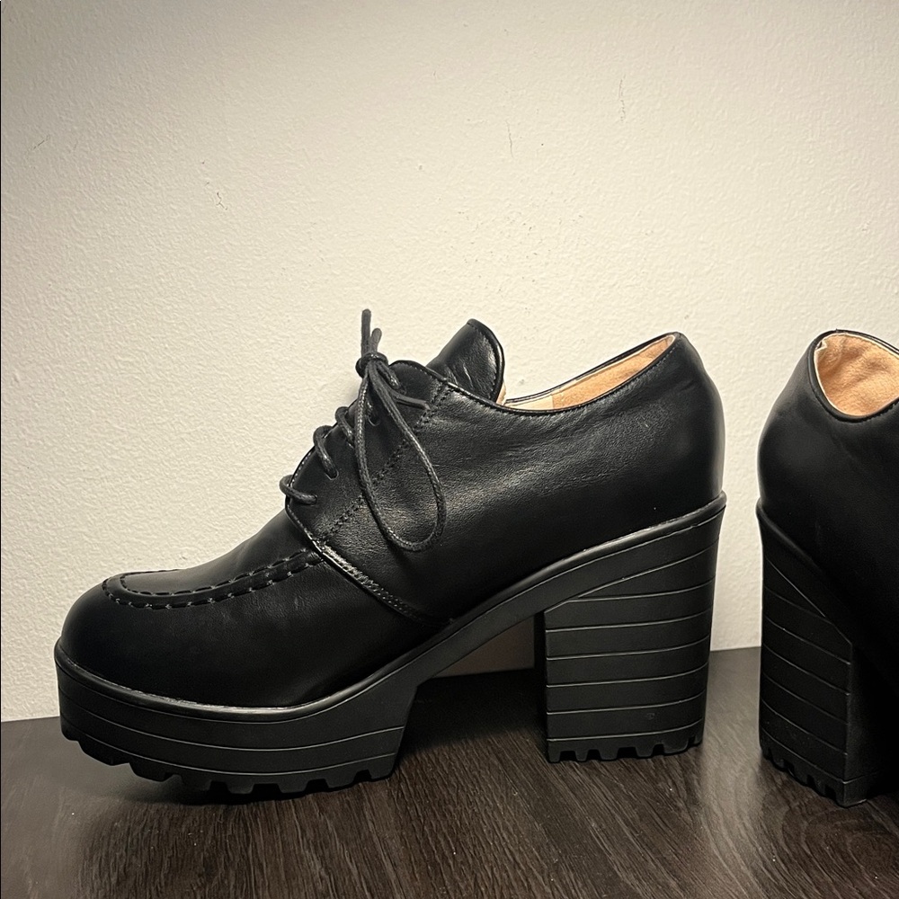 🎉 Host Pick 🎉 Black Platform Lace-Up Shoes - Picture 3 of 6